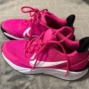 Nike Star Runner 4 preschool running shoes bright pink color